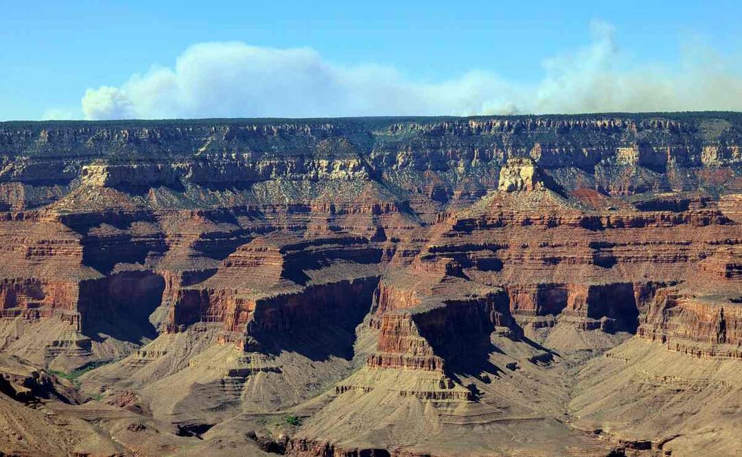 Esta imagen, cortesía de Eddie Vallee y captada desde el borde sur del Parque Nacional Gran Cañón, en el norte de Arizona, muestra una columna de humo sobre el borde norte del parque, el jueves 10 de julio de 2025. Foto: AP