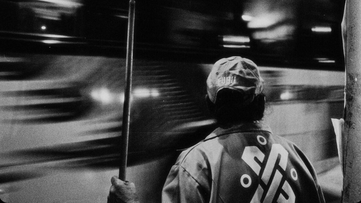 Una de las protagonistas de la cinta "Tratado de invisibilidad" esperando entrar al vagón del metro para limpiarlo. ESPECIAL