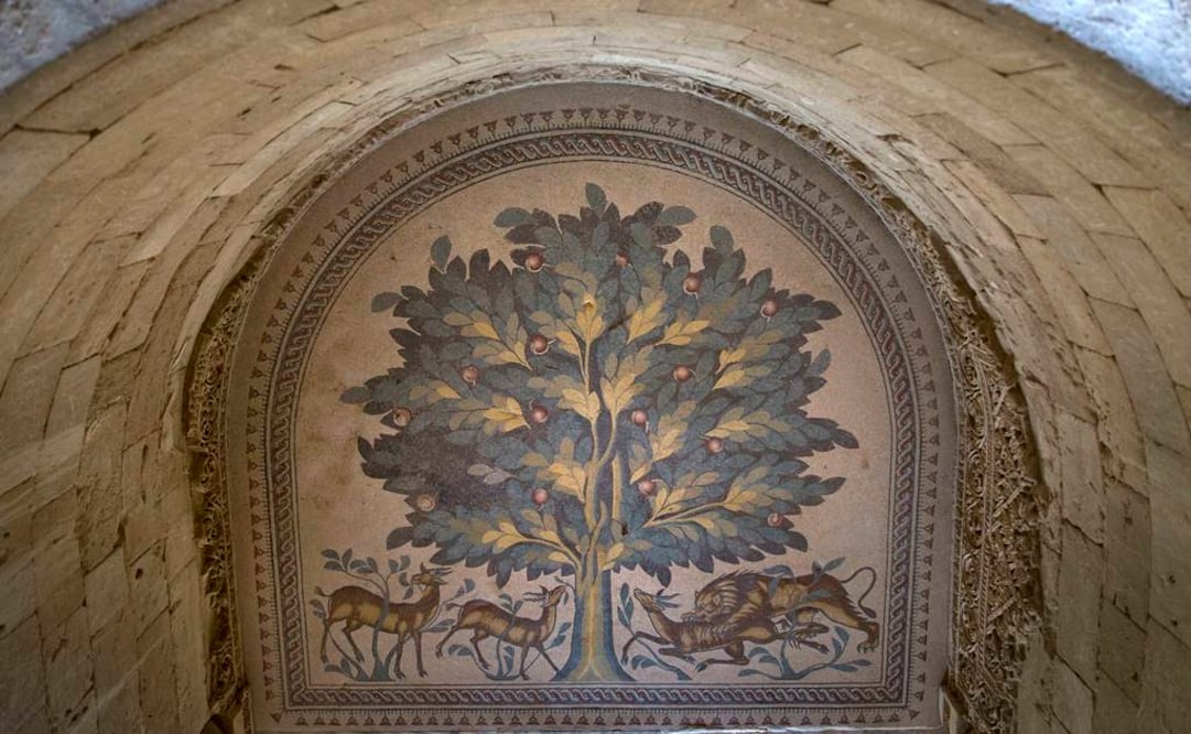 La larga restauración ha devuelto a las teselas sus colores azul, rojo y ocre y permite apreciar la belleza y complejidad de los diseños geométricos y florales, que muestra la destreza y conocimiento de quienes los elaboraron. FOTO: Nasser Nasser/AP.