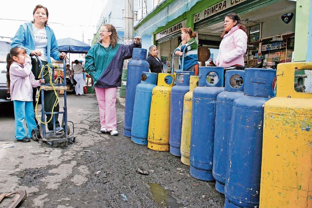 La CRE explica 70% del aumento en el costo del gas LP bajo el argumento de que creció el precio de la molécula y la importación. Al respecto, la Cofece afirma que cuando bajaron los costos los mexicanos siguieron pagando lo mismo. ARCHIVO EL UNIVERSAL