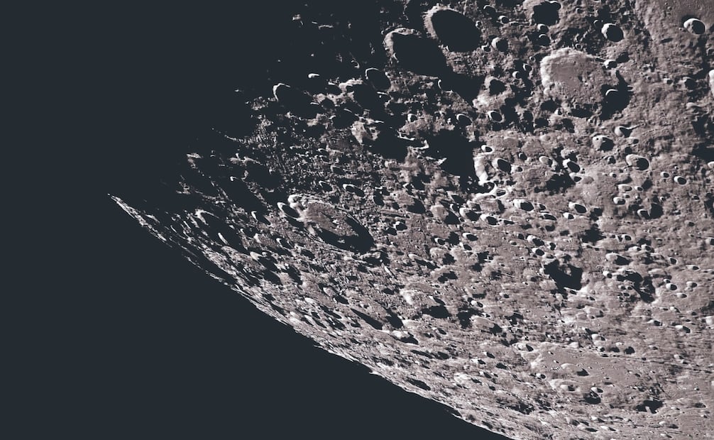 Terreno plagado de cráteres del borde oriental de la cuenca del Polo Sur-Aitken, en la Luna. Foto: Nasa