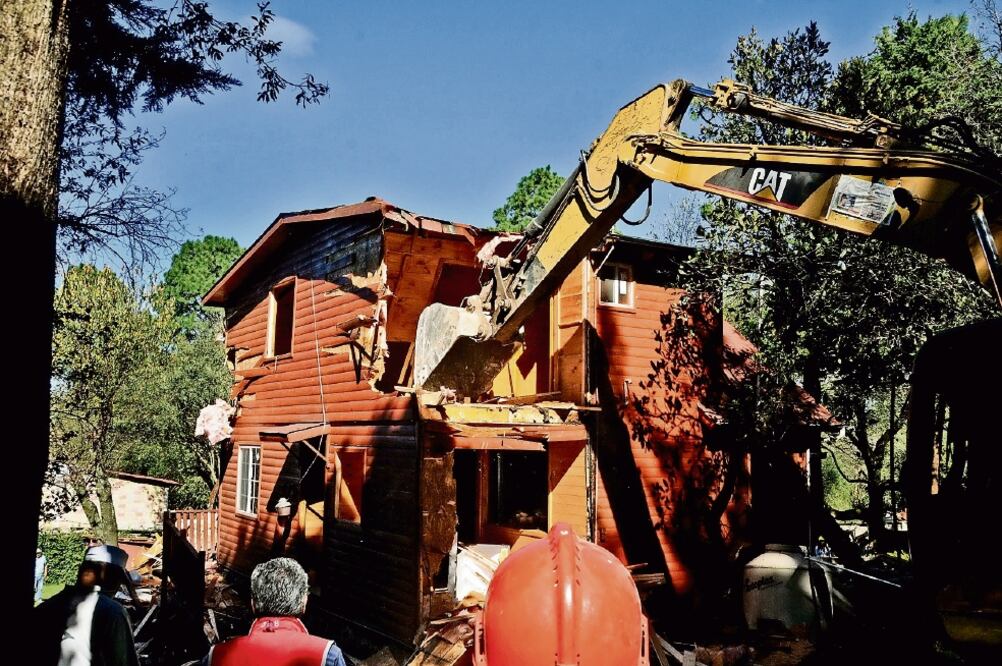 Ayer por la mañana se llevó a cabo la diligencia después de que los propietarios de los inmuebles no acataron la petición de la demarcación de que ellos mismos demolieran las obras consideradas irregulares (FOTO: DELEGACIÓN TLALPAN)