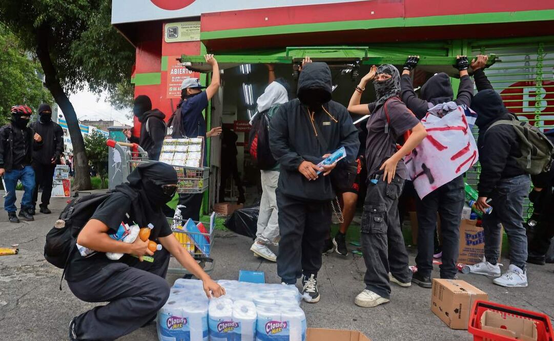 Personas con el rostro cubierto destrozaron comercios y saquearon tiendas, sin que ninguna autoridad lo impidiera en la Ciudad de México, el 2 de octubre de 2025. Foto: Luis Camacho / EL UNIVERSAL