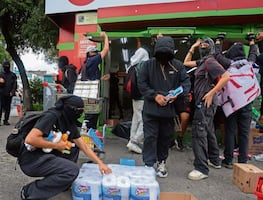 Furia y caos en marcha del 2 de octubre; fotos revelan saqueos y agresiones en el centro de la CDMX