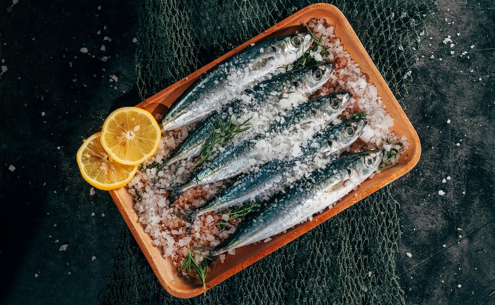 Esta temporada debes elegir aves, pescados y carnes que se vean frescas y no huelan mal. Foto: Unsplash