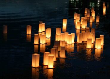 Libera una linterna flotante en la Noche de los Deseos en Xochimilco