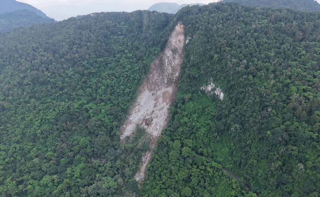 Deslave un cerro en Hidalgo, mantiene cerrado tránsito vehicular en carretera Pisaflores–Chapulhuacán (17/09/2025). Foto: Especial