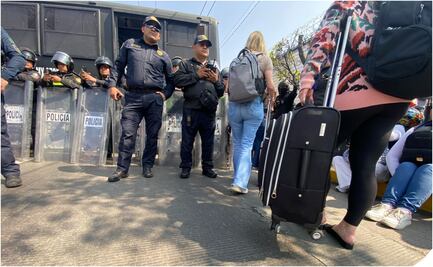 Trabajadores del sector salud bloquean vialidades cercanas al AICM; piden mejores condiciones laborales y medicamentos