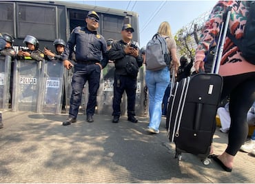 Trabajadores del sector salud bloquean vialidades cercanas al AICM; piden mejores condiciones laborales y medicamentos
