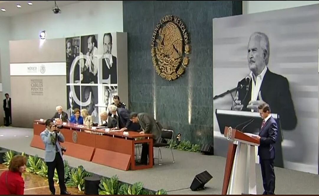 Carlos Fuentes y Luis Goytisolo son ejemplo de la riqueza intelectual y literaria que pueden surgir en una sociedad que defiende la libertad de expresión y rechaza la censura, dijo Peña Nieto. Foto: @PresidenciaMX   