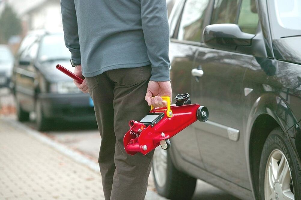 La forma correcta de usar el gato para cambiar una llanta