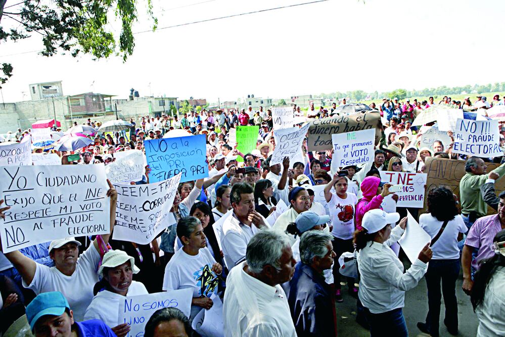 Pobladores del municipio de Otzolotepec se manifestaron a las afueras de la junta municipal del IEEM para exigir el recuento de sufragios (JORGE ALVARADO / EL UNIVERSAL)