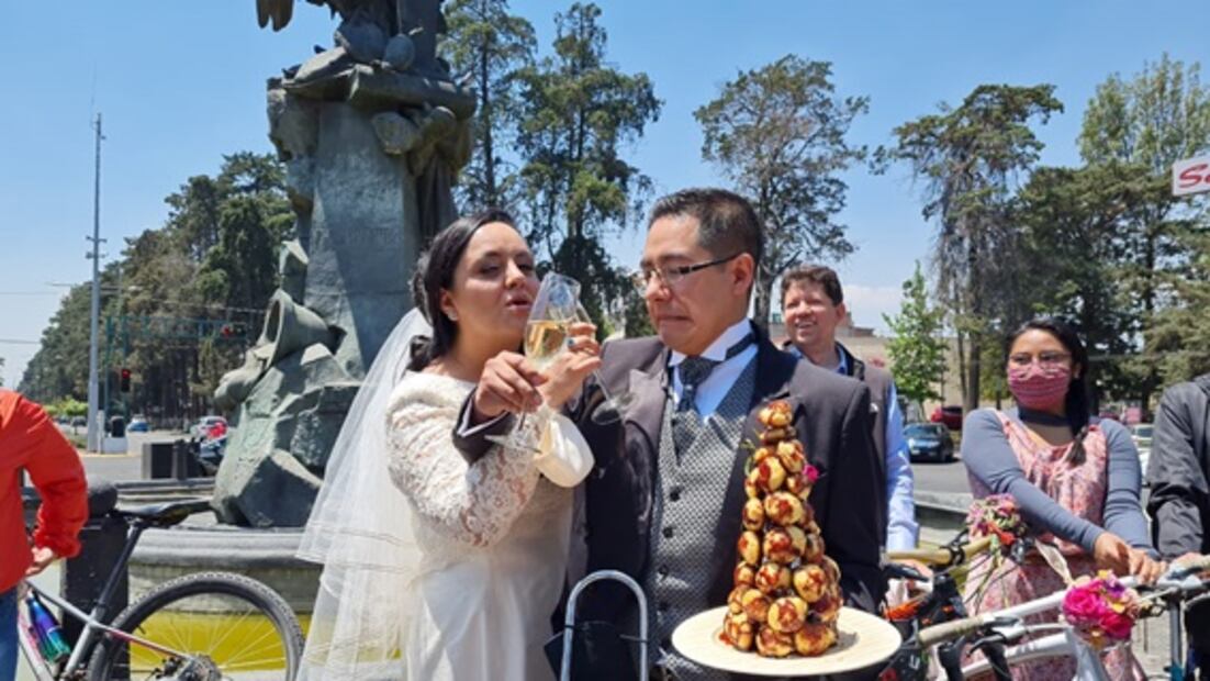 Rodada nupcial. "Novios" pedalean y piden respeto para los ciclistas en Toluca