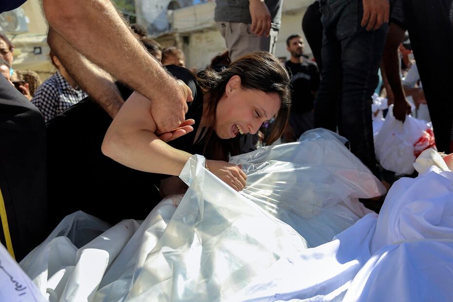 Una mujer palestina llora ante los cuerpos de sus familiares que murieron en ataques aéreos israelíes que alcanzaron una iglesia ortodoxa griega en la ciudad de Gaza. Foto: AP