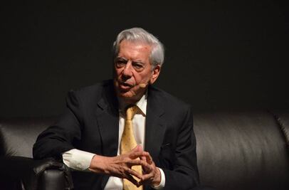 Galardonan a Vargas Llosa con premio Don Quijote