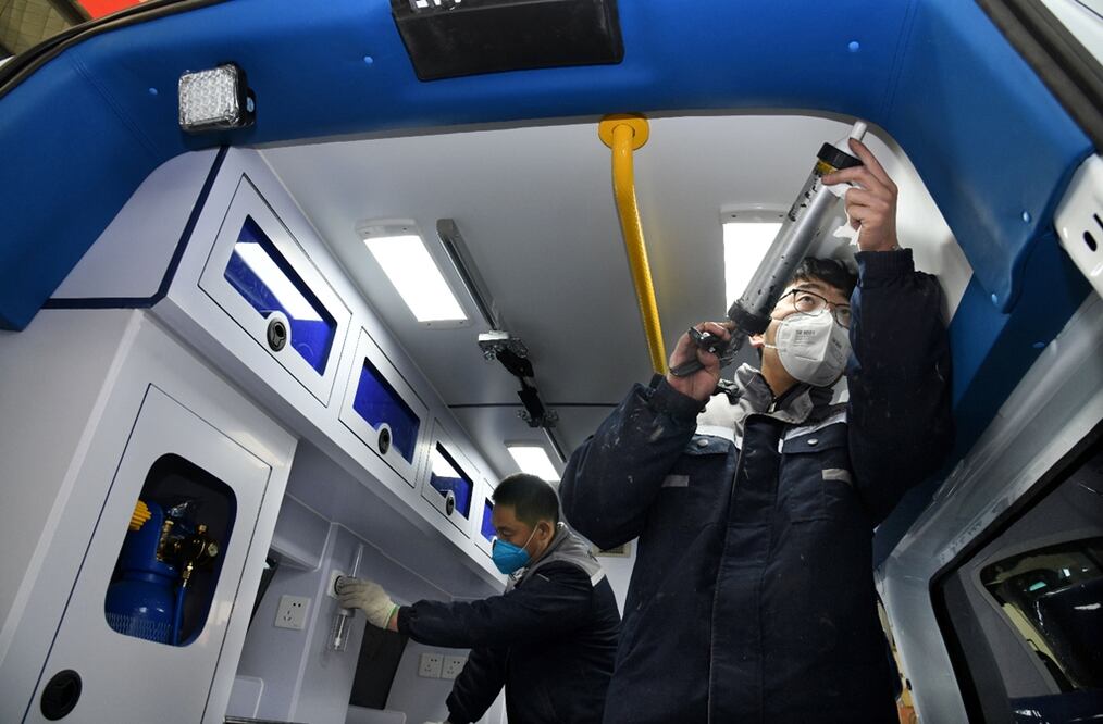 Trabajadores reparan una ambulancia en un taller de una empresa de reacondicionamiento de vehículos médicos en Qingdao, en China. Foto: Xinhua 