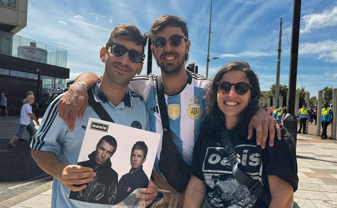 Seguidores de la banda antes del concierto que los hermanos Gallagher y la banda Oasis ofrecen en la capital galesa, Cardiff, el primer concierto de la gira de regreso que les llevará por Europa -con siete citas en Londres-, Norteamérica, Asia, Australia y Latinoamérica, donde el 27 de noviembre cerrarán sus actuaciones en Sao Paulo. EFE/Raúl Bobé.