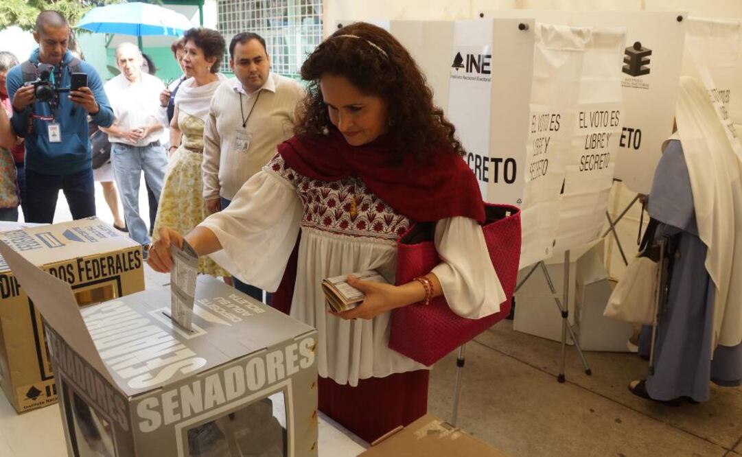 Susana Harp emite su voto en Oaxaca  FOTO: EDWIN HERNÁNDEZ / EL UNIVERSAL
