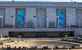 Trump ordena colocar "advertencias" en accesos al Smithsonian; acusa "sesgo ideológico" del museo de historia de EU 