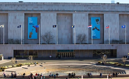 Trump ordena colocar "advertencias" en accesos al Smithsonian; acusa "sesgo ideológico" del museo de historia de EU