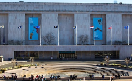 Trump ordena colocar "advertencias" en accesos al Smithsonian; acusa "sesgo ideológico" del museo de historia de EU