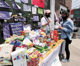 Alumnos apoyan a maestra agredida