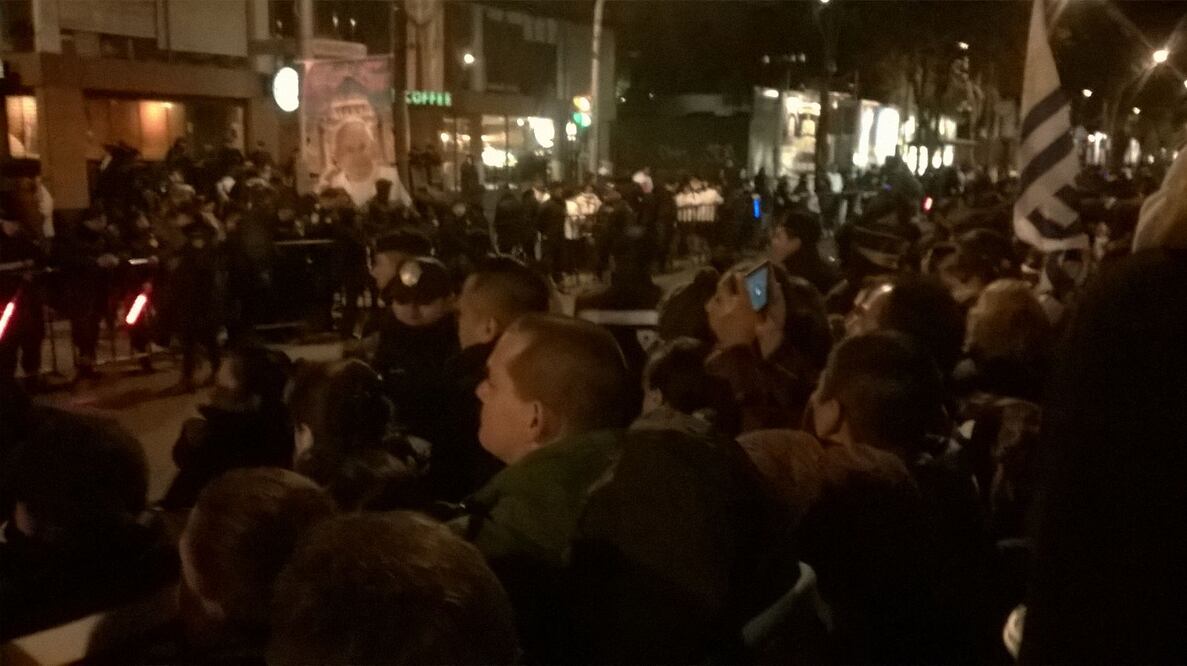 Desdea las primeras horas de este martes, la gente soporta el frío y se forman detras de las vallas para observar al jerar católico (PEDRO VILLA Y CAÑA. EL UNIVERSAL)