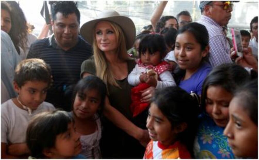 Paris Hilton imparte clases de estilo en su visita a México