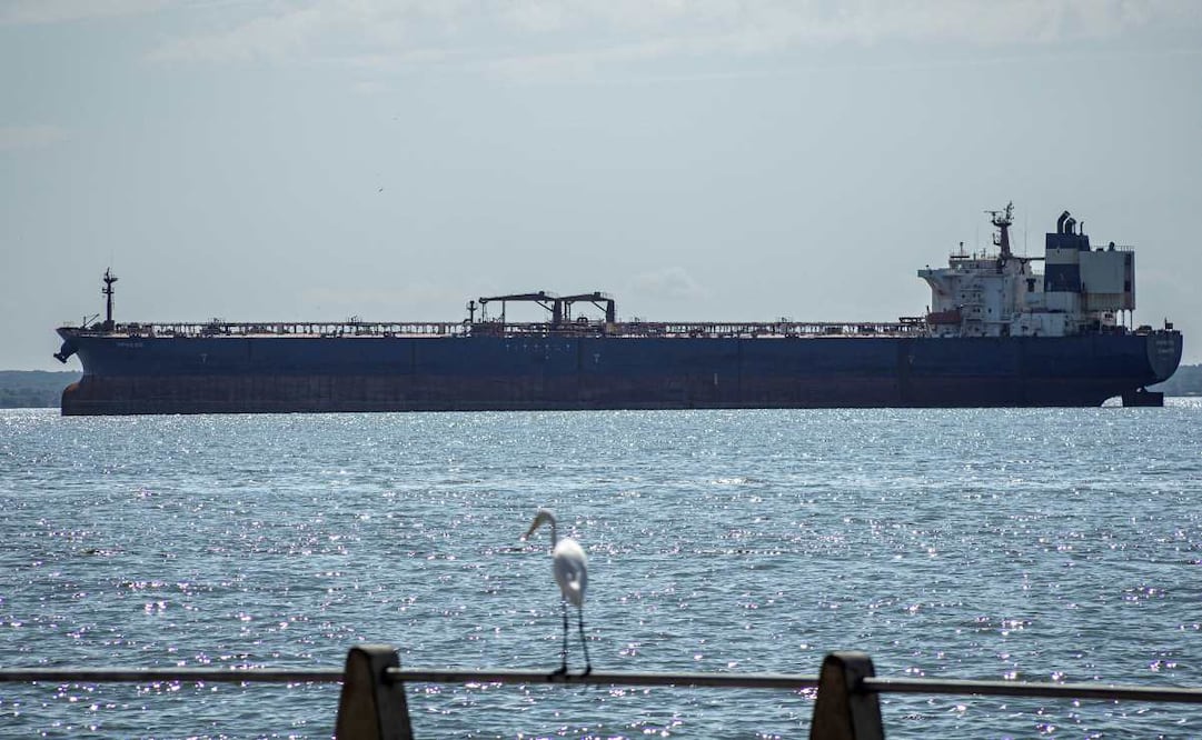 Fotografía de un buque tanquero de petróleo navegando este sábado en Maracaibo (Venezuela). Foto: EFE