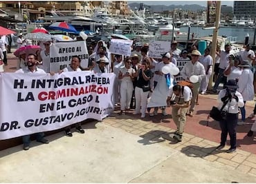 Médicos se manifiestan en apoyo a anestesiólogo acusado de comprar fentanilo