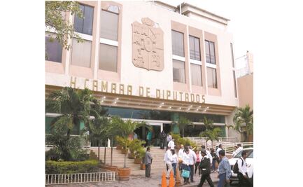 Buscan reducir diputados pluris en Tabasco