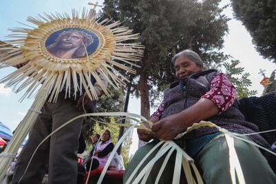 Desinterés de jóvenes y la pandemia dejan casi en el olvido a las tejedoras de palma para el Domingo de Ramos  