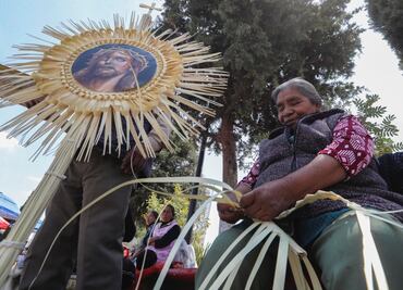 Desinterés de jóvenes y la pandemia dejan casi en el olvido a las tejedoras de palma para el Domingo de Ramos