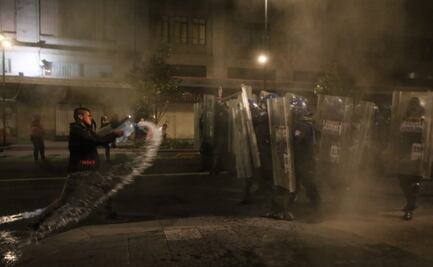 Se enfrentan policías con comerciantes ambulantes de la comunidad Triqui, en el Zócalo