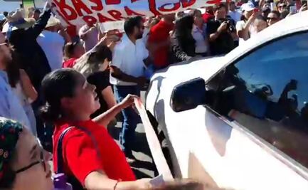 Con protestas, docentes reciben a AMLO y a Adán Augusto López en Baja California Sur