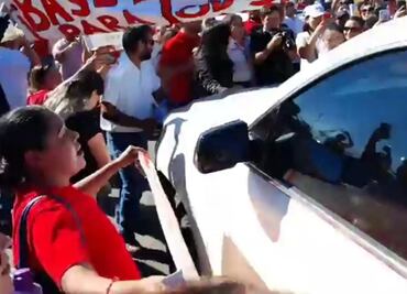 Con protestas, docentes reciben a AMLO y a Adán Augusto López en Baja California Sur