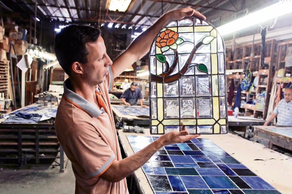 Vitrales Montaña tiene el reconocimiento del INAH como uno de los mejores del país; sus trabajos se han plasmado en vitrales del Museo del Barroco, en Puebla (FRANCISCO RODRÍGUEZ)