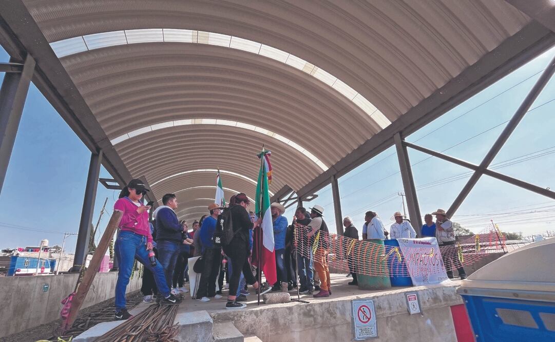 Los vecinos llegaron a la estación Teyahualco para impedir que las obras continuaran. Foto: de ARTURO CONTRERAS. EL UNIVERSAL