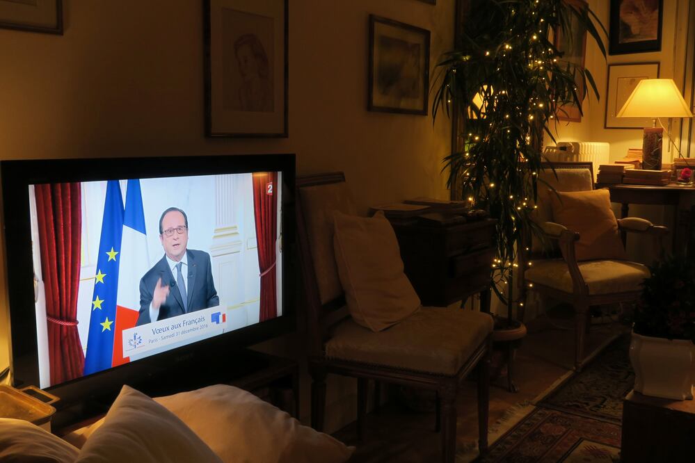 El presidente francés Francois Hollande, en su discurso de felicitación de Año Nuevo a la nación, el cual fue transmitido por televisión (Foto: Reuters)