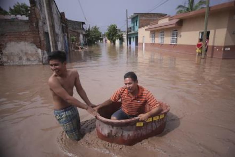 En Nayarit, más de 24 horas de lucha contra el agua