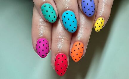 Polka dot nails, cómo llevar el encanto de los lunares en tus uñas