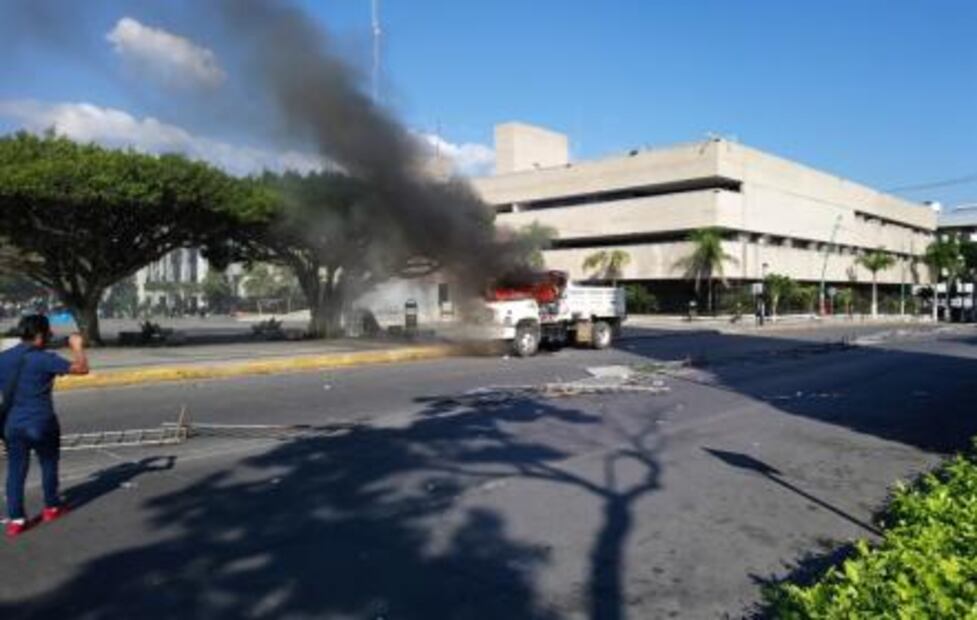 Chocan policías con manifestantes en Chiapas