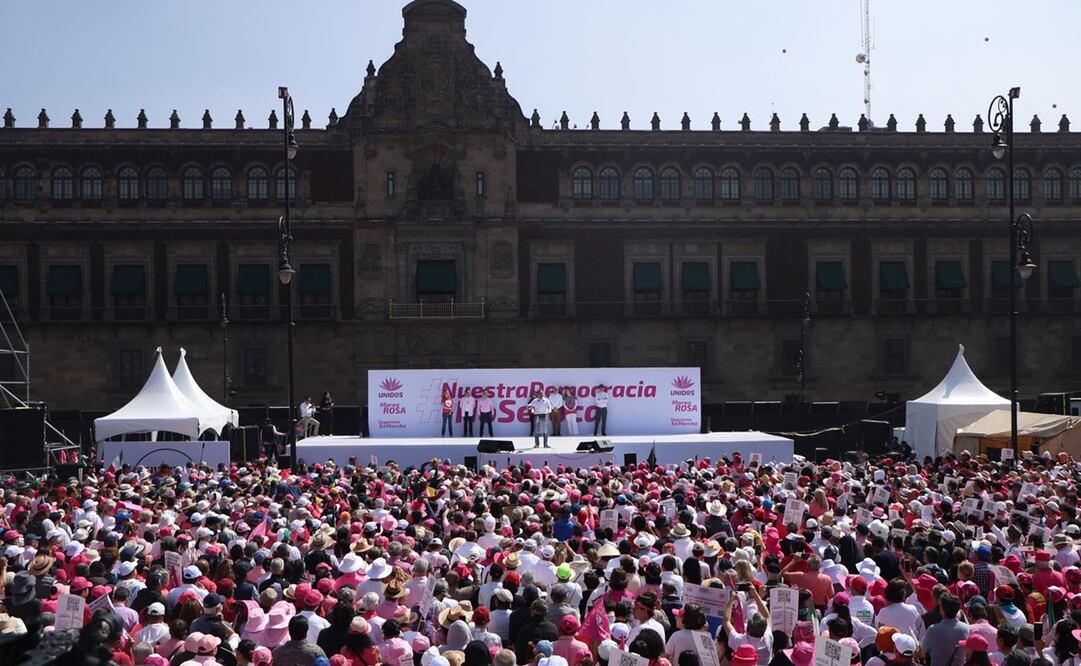 Pese a las imágenes con una plaza repleta, en un primer corte, el Gobierno de la Ciudad de México calculó en 30 mil el número de asistentes. Foto: Diego Simón Sánchez / EL UNIVERSAL