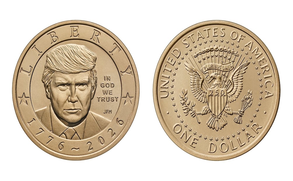 Fotografía que muestra el anverso y reverso de una moneda de oro conmemorativa de un dólar con el rostro del presidente Donald Trump. Foto: EFE