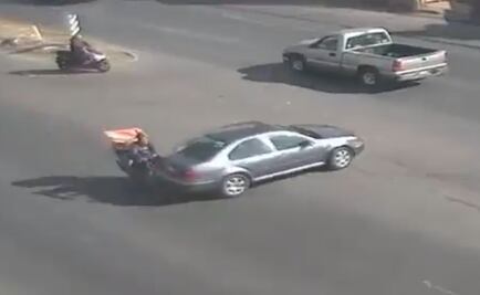 Motociclista sin casco choca contra auto y sobrevive; captan video