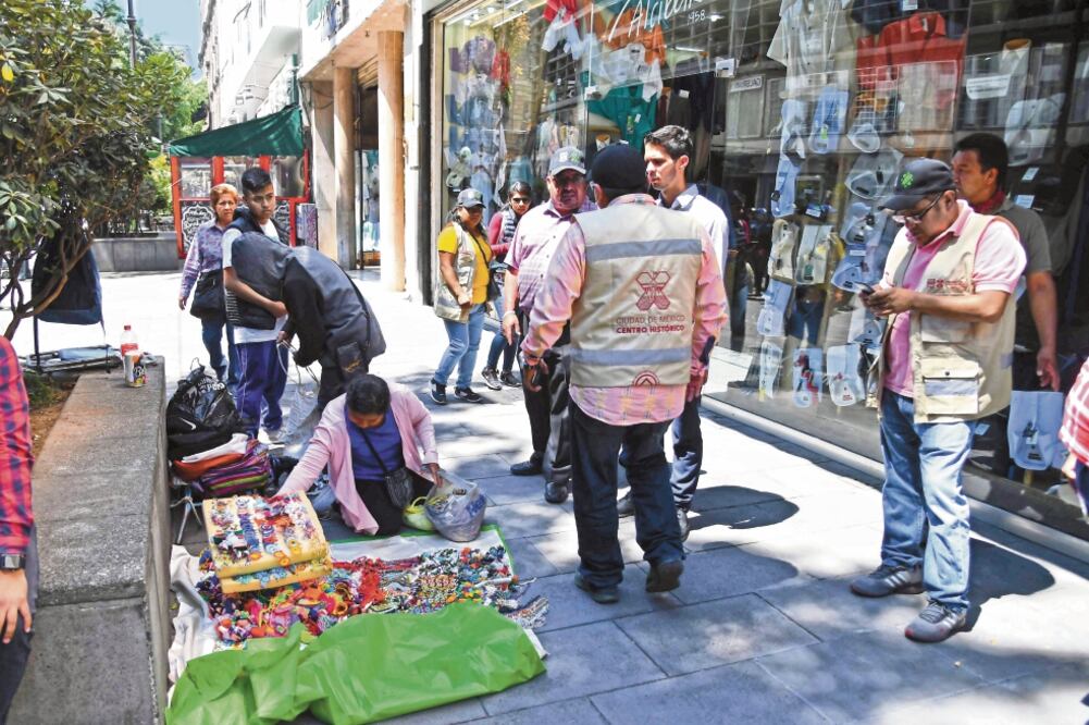 Servidores públicos y policías recorrieron vialidades como 16 de Septiembre, Gante, Eje Central, Madero y 5 de Febrero, en donde como parte de la vigilancia se retiraron bicicletas y mercancía en vía pública. Foto: JUAN ARMANDO MARTÍNEZ. EL UNIVERSAL