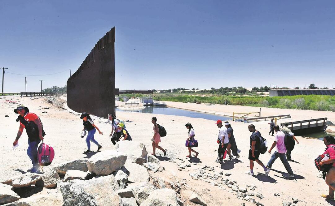 Migrantes cruzan a EU desde México a través de una brecha en el muro fronterizo que separa la ciudad mexicana de Algodones de Yuma, Arizona. Foto: FREDERIC J. BROWN. AFP 