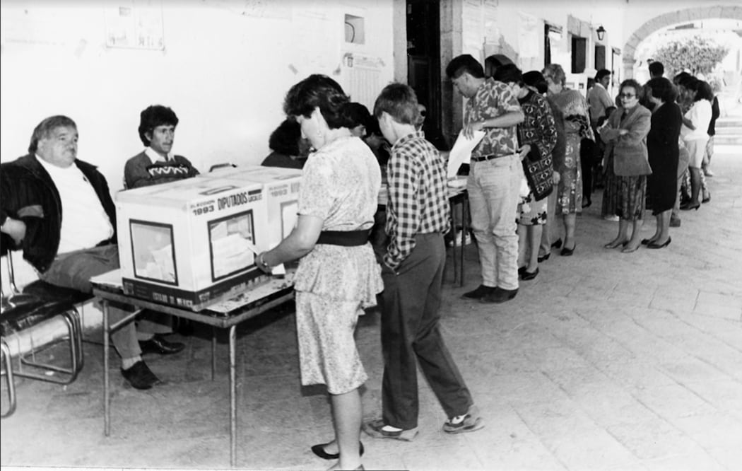La gente acude a votar por el candidato de elección popular de su preferencia durante las elecciones estatales en el Estado de México en el año de 1993. En la imagen se pueden apreciar las típicas urnas con ventanas transparentes a los costados. Crédito: Archivo El Universal