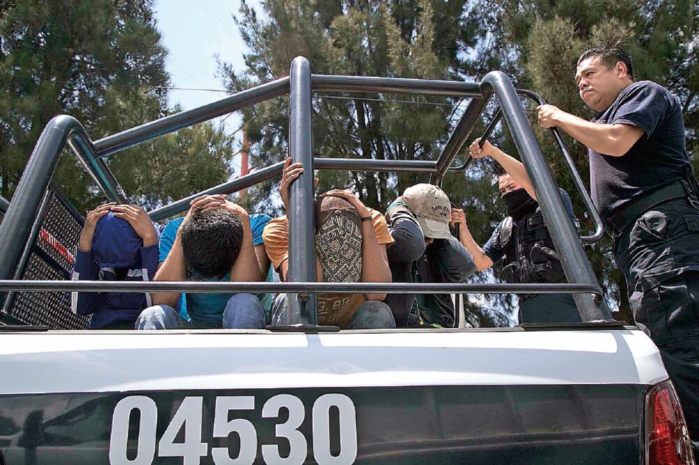 De manera preliminar, los estudiantes de una escuela Normal del estado acusaron que al menos 50 de sus compañeros fueron detenidos y denunciaron la desaparición de tres estudiantes más.
