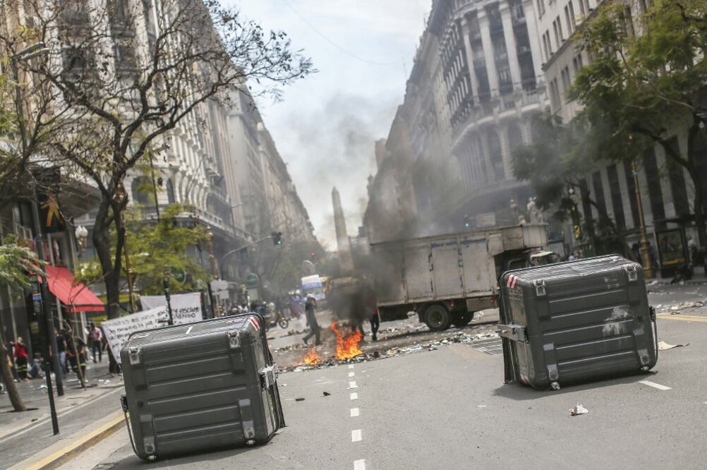 Una serie de disturbios ocurrieron ayer frente a la sede del gobierno de la ciudad de Buenos Aires, en Argentina, en vísperas de las elecciones presidenciales del próximo domingo (DAVID FERNÁNDEZ. EFE)